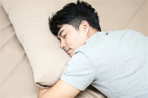 怎麼睡覺|世界睡眠日｜失眠必學3個快速入睡法：美軍速睡法超 